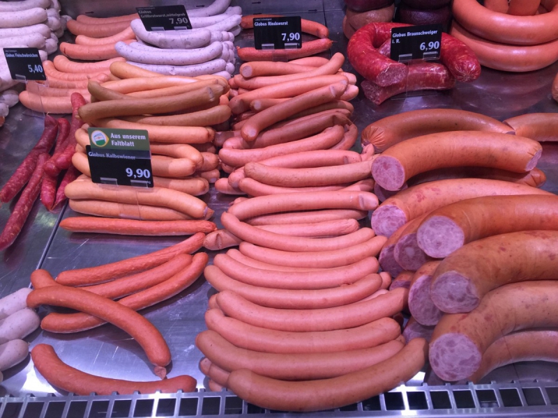 charcuterie-BEAUSOLEIL-min_sausages_meat_butchery-1069321